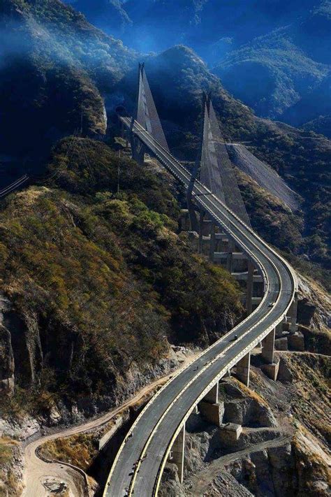 El Espinazo del Diablo es una de las carreteras más peligrosas del mundo debido a las curvas cerradas y a las condiciones climatológicas que prevalecen en el...